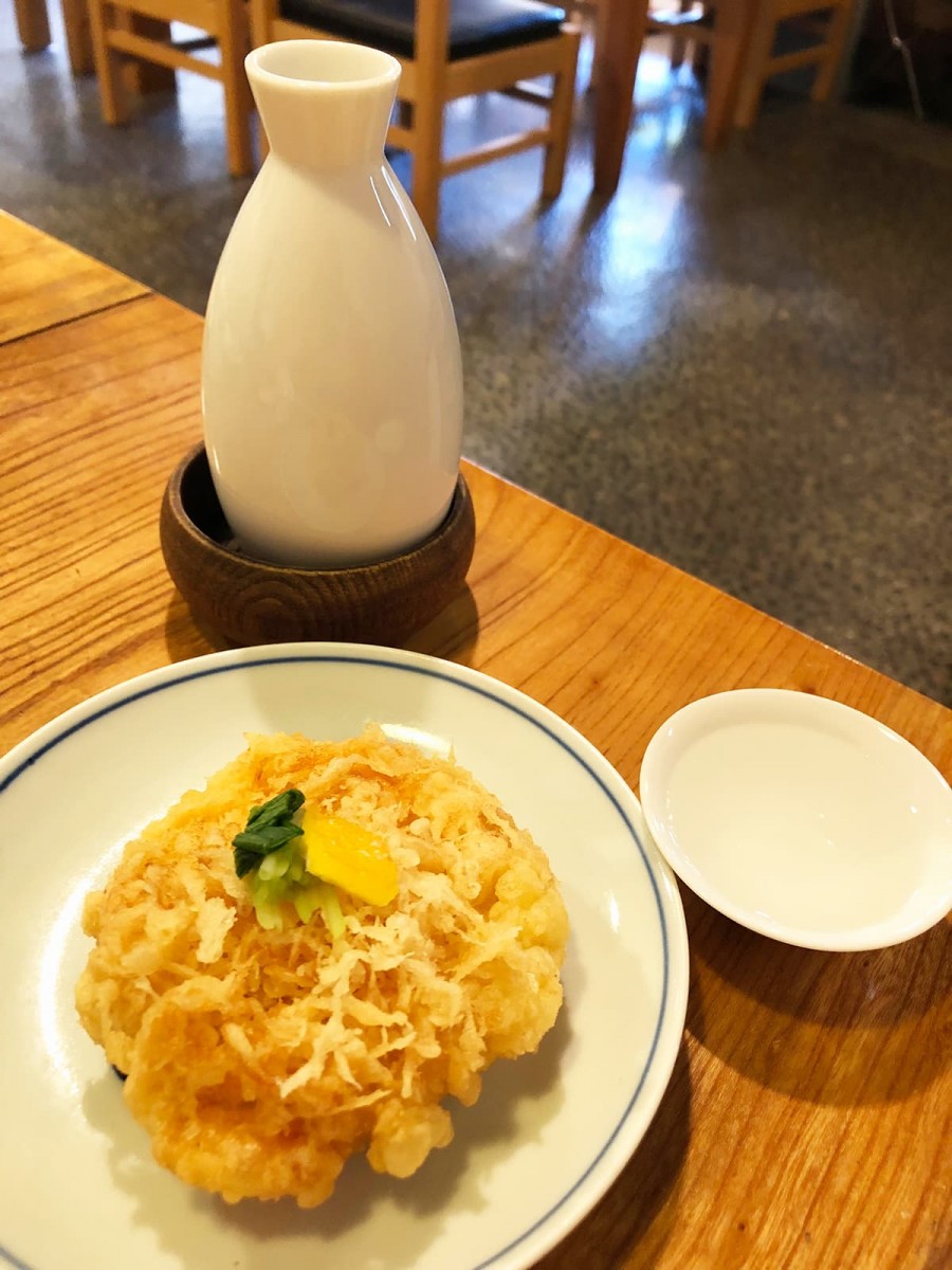 江戸名物、天ぷらと酒。 府中の大國魂神社に奉納された東京の地酒（江戸酒）。