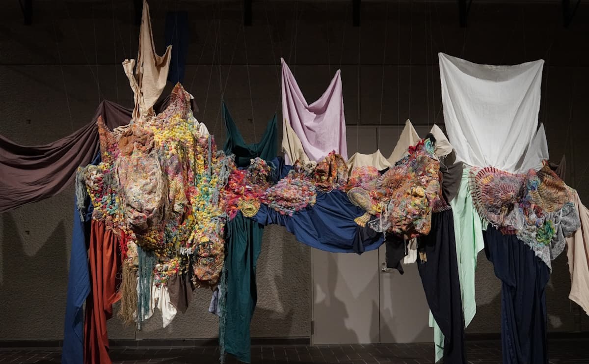 針と糸で、暮らしを描く５人の作家　東京都美術館「刺繍―針がすくいだす世界」のサムネイル