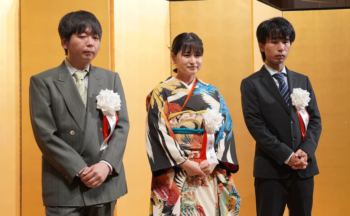 左から、川端康成賞を受賞した古川真人さん、山本周五郎賞を受賞した蝉谷めぐ実さん、豊永浩平さん