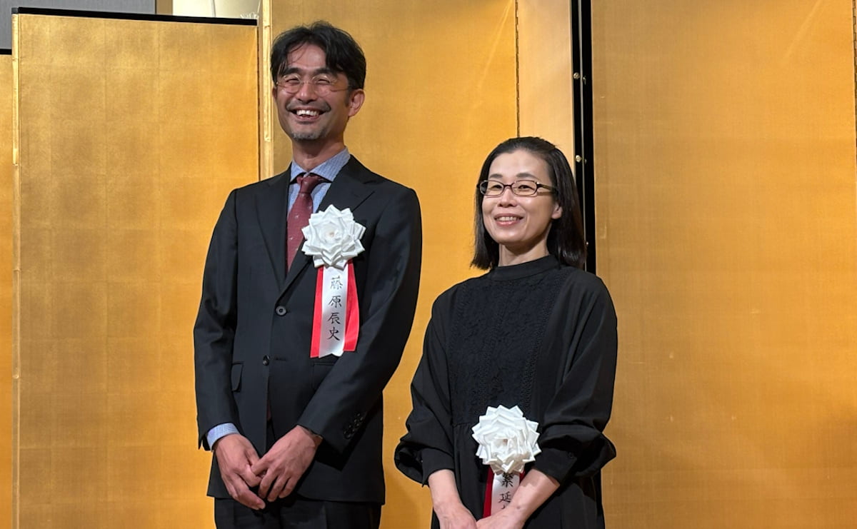 （左から）藤原辰史さん、新潮ドキュメント賞を受賞した繁延あづささん
