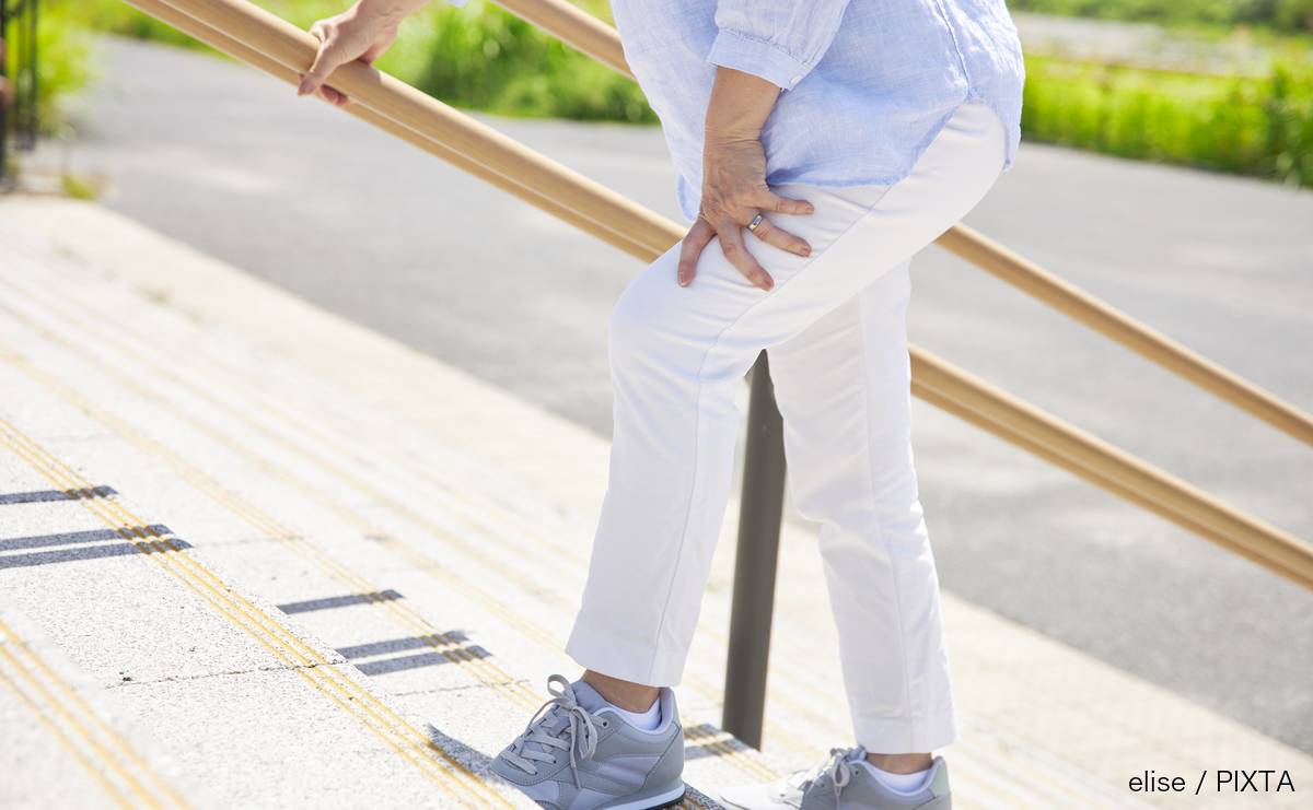 女性は50代から要注意！ 加齢による「腰曲がり」を防ぐ方法のサムネイル
